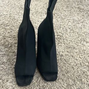 Lulu size 11 Black sweater material heel man made